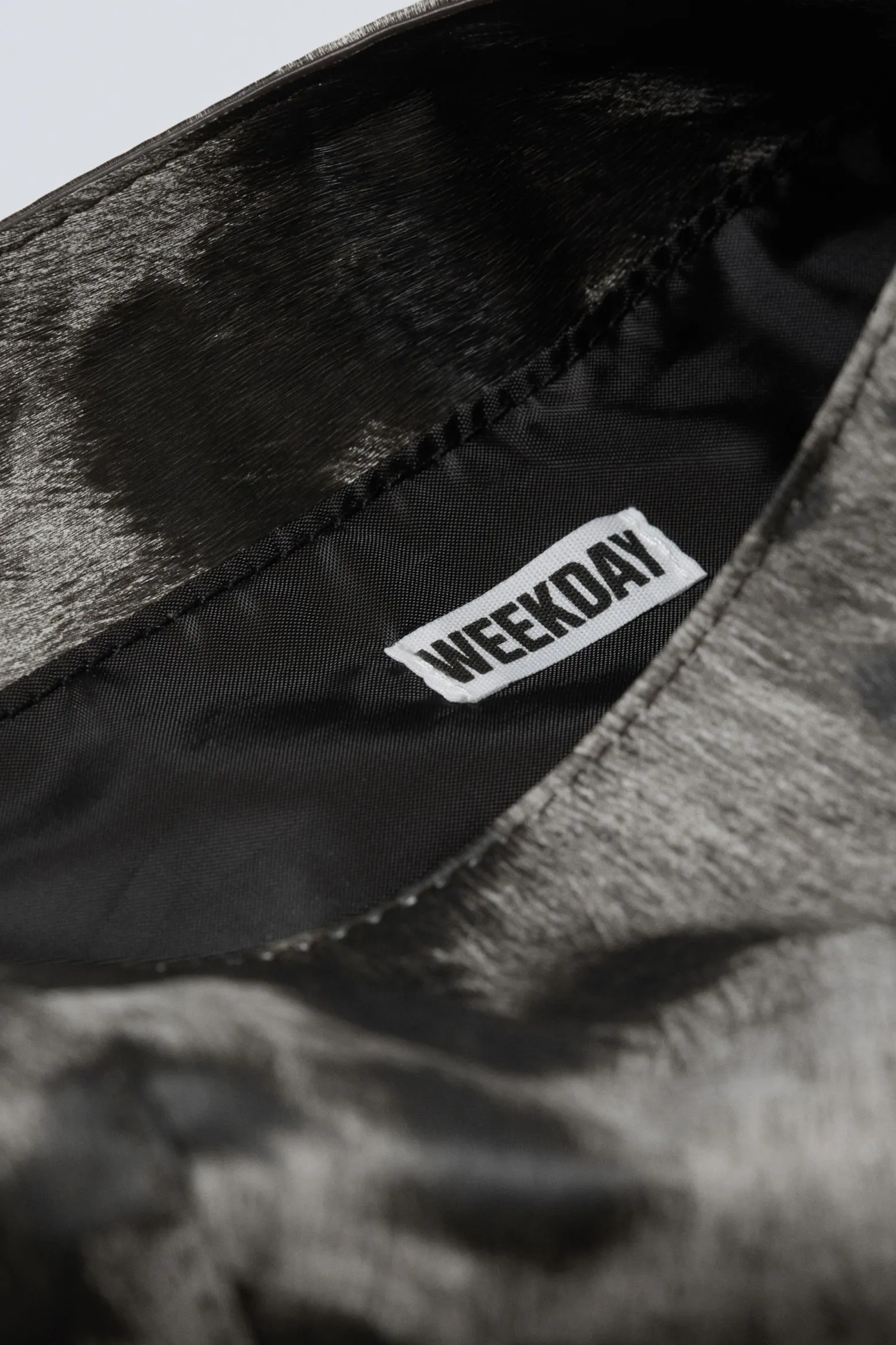 SQUARE COW SHOULDER BAG|Weekday Sale