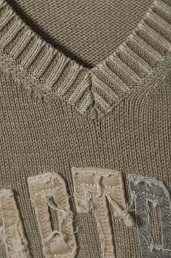 STRICKPULLOVER AUS BAUMWOLLE MIT PATCH-PRINT|Weekday Clearance