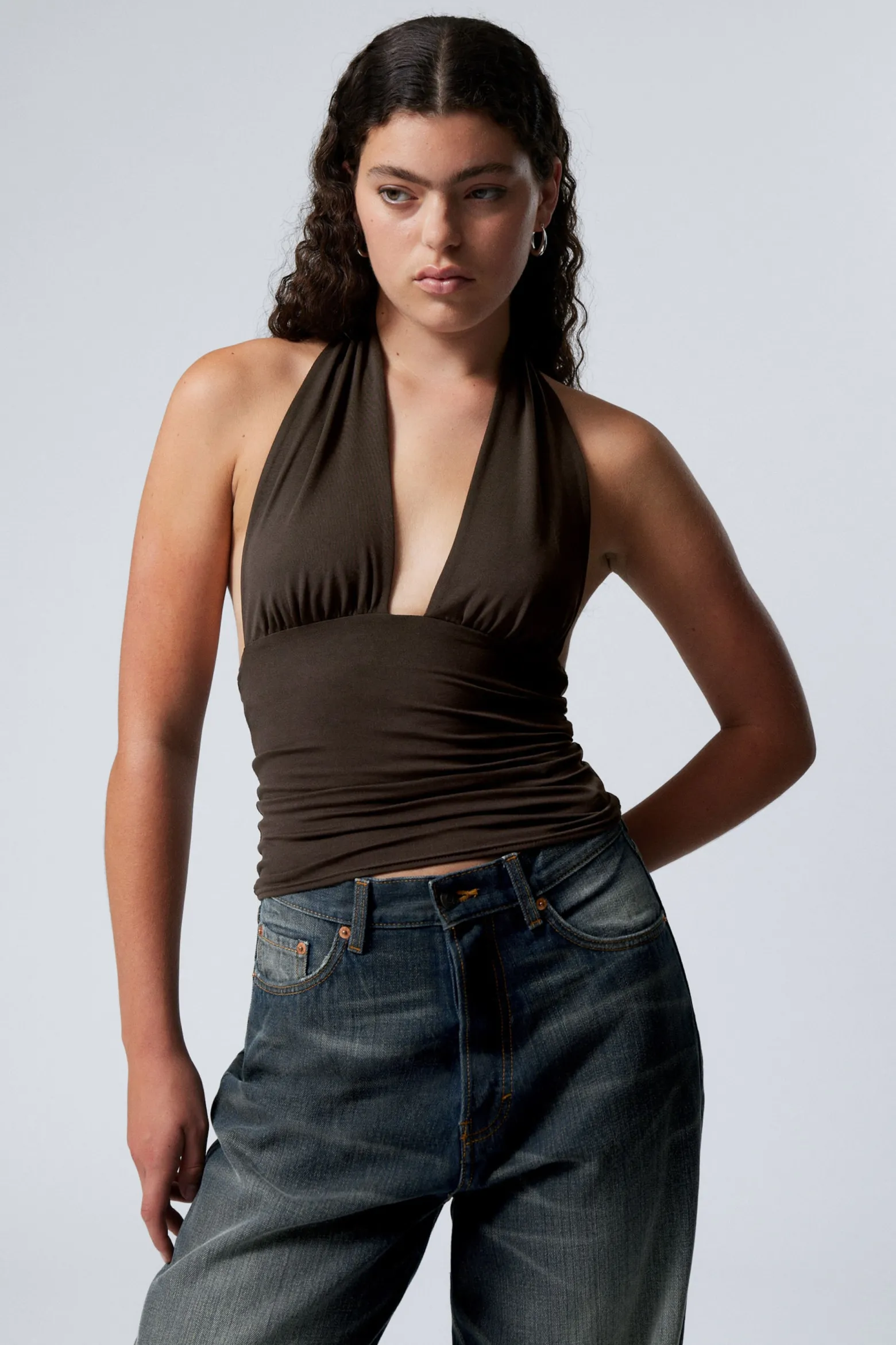 TIEF SITZENDES NECKHOLDER-TOP|Weekday Sale