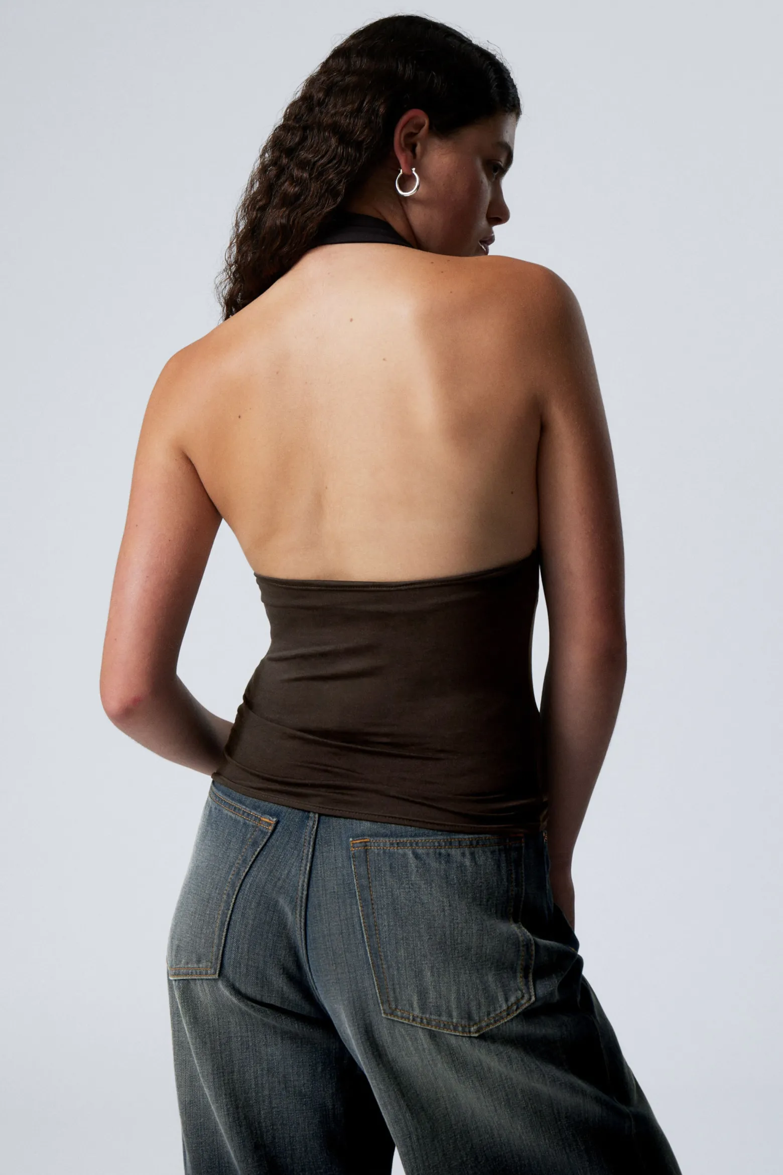 TIEF SITZENDES NECKHOLDER-TOP|Weekday Sale