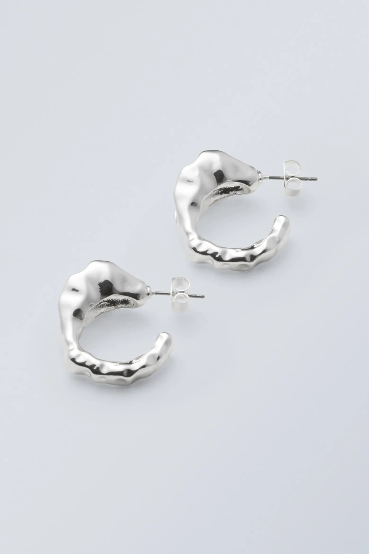 UNREGELMÄSSIG GEFORMTE HOOP-OHRRINGE|Weekday Clearance
