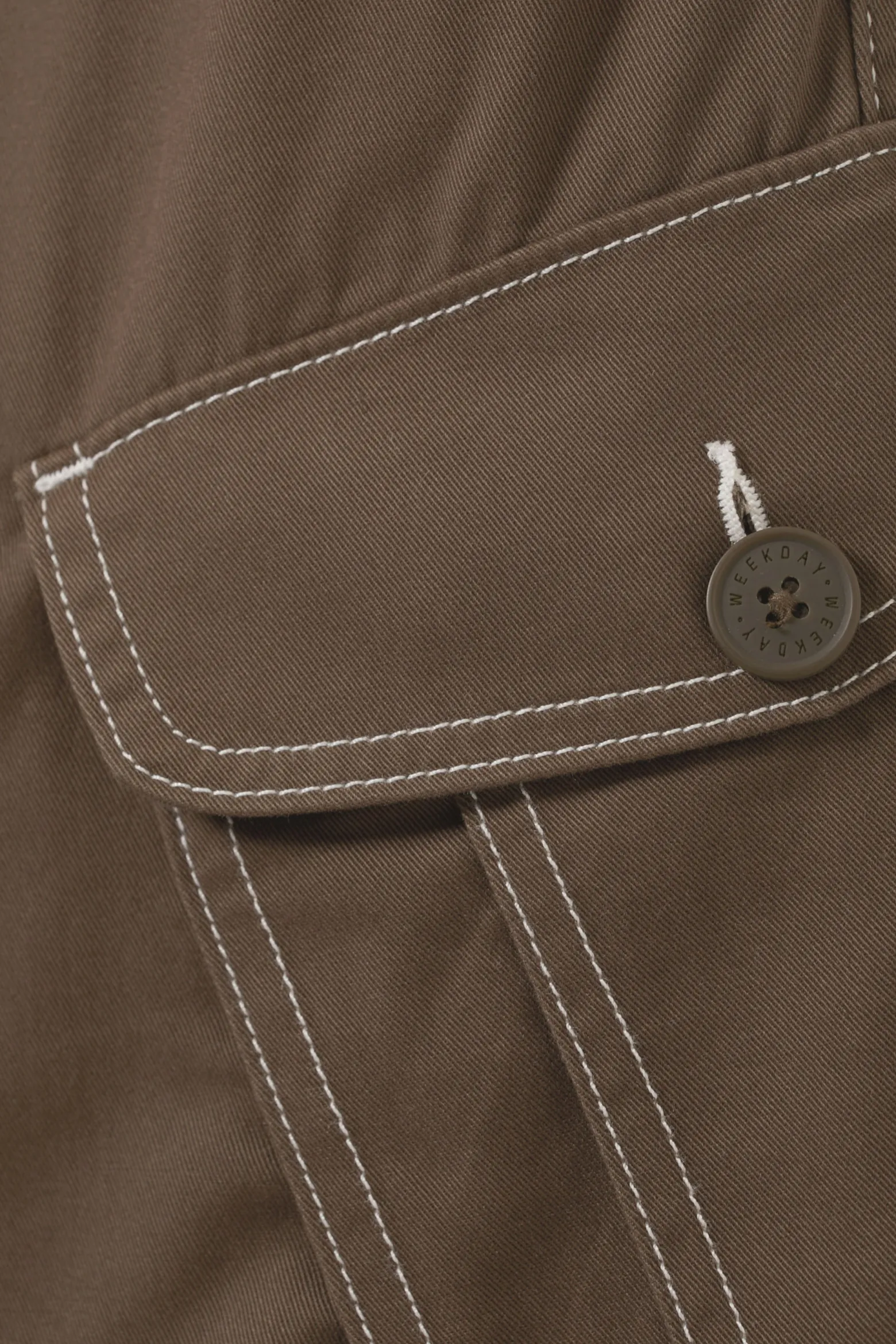 WEIT GESCHNITTENE BOOTCUT-CARGOHOSE|Weekday Discount