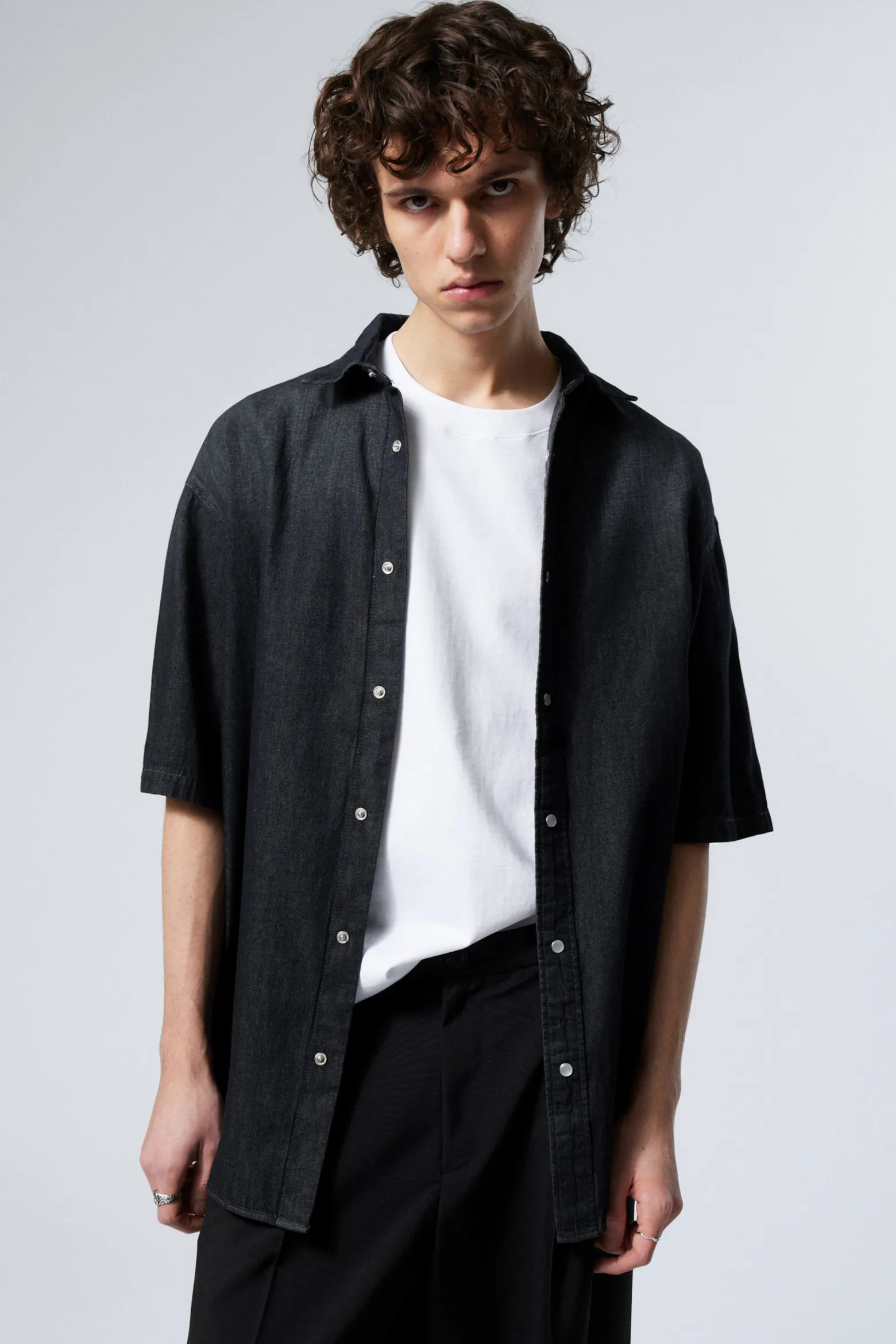 WEIT GESCHNITTENES KURZARM-JEANSHEMD|Weekday Shop