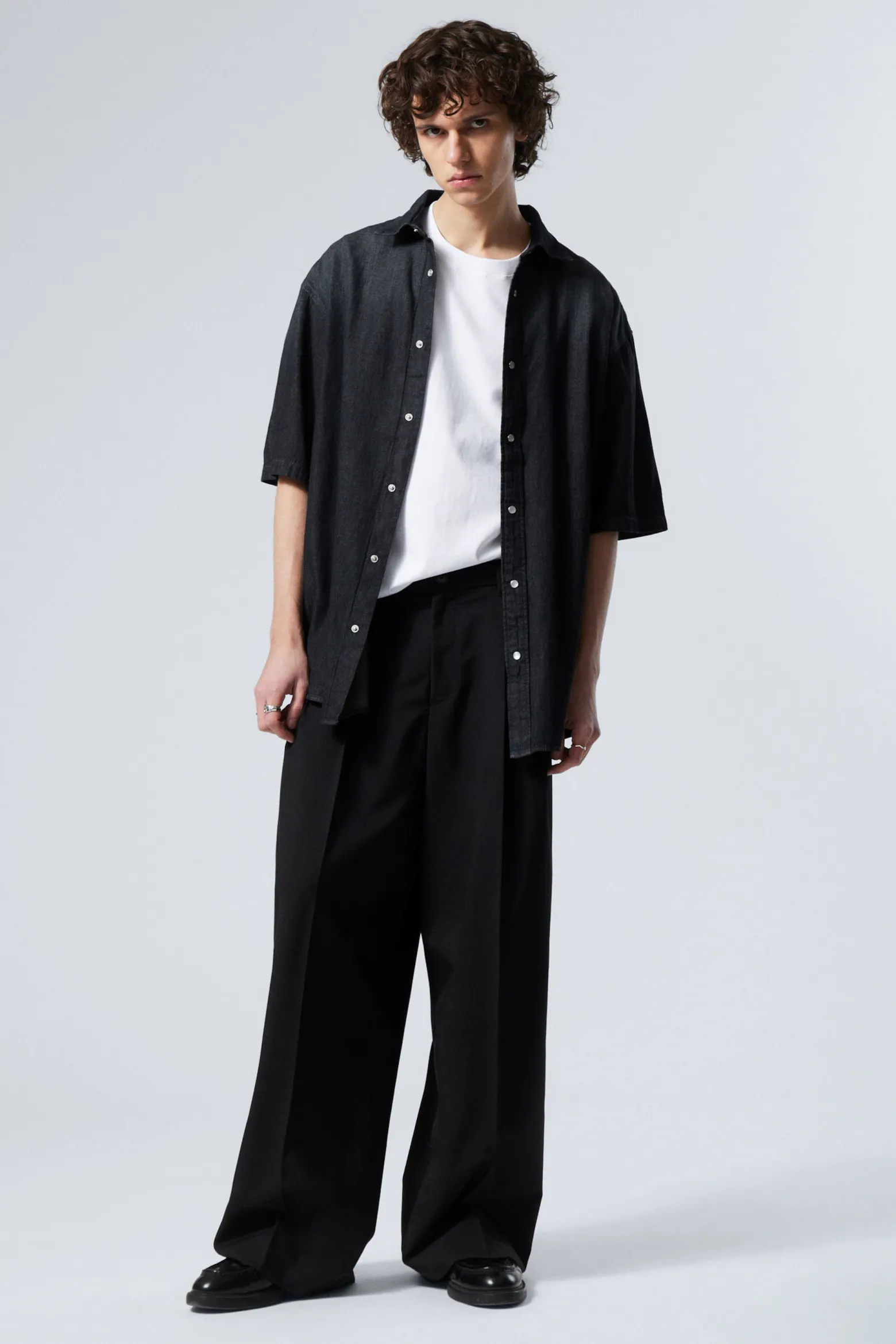 WEIT GESCHNITTENES KURZARM-JEANSHEMD|Weekday Shop