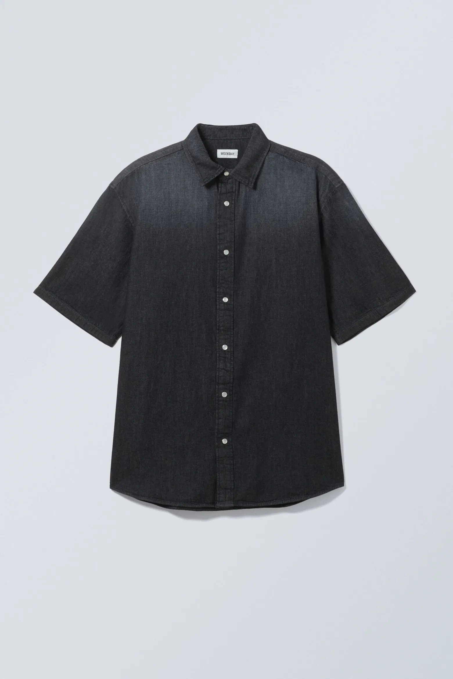 WEIT GESCHNITTENES KURZARM-JEANSHEMD|Weekday Shop