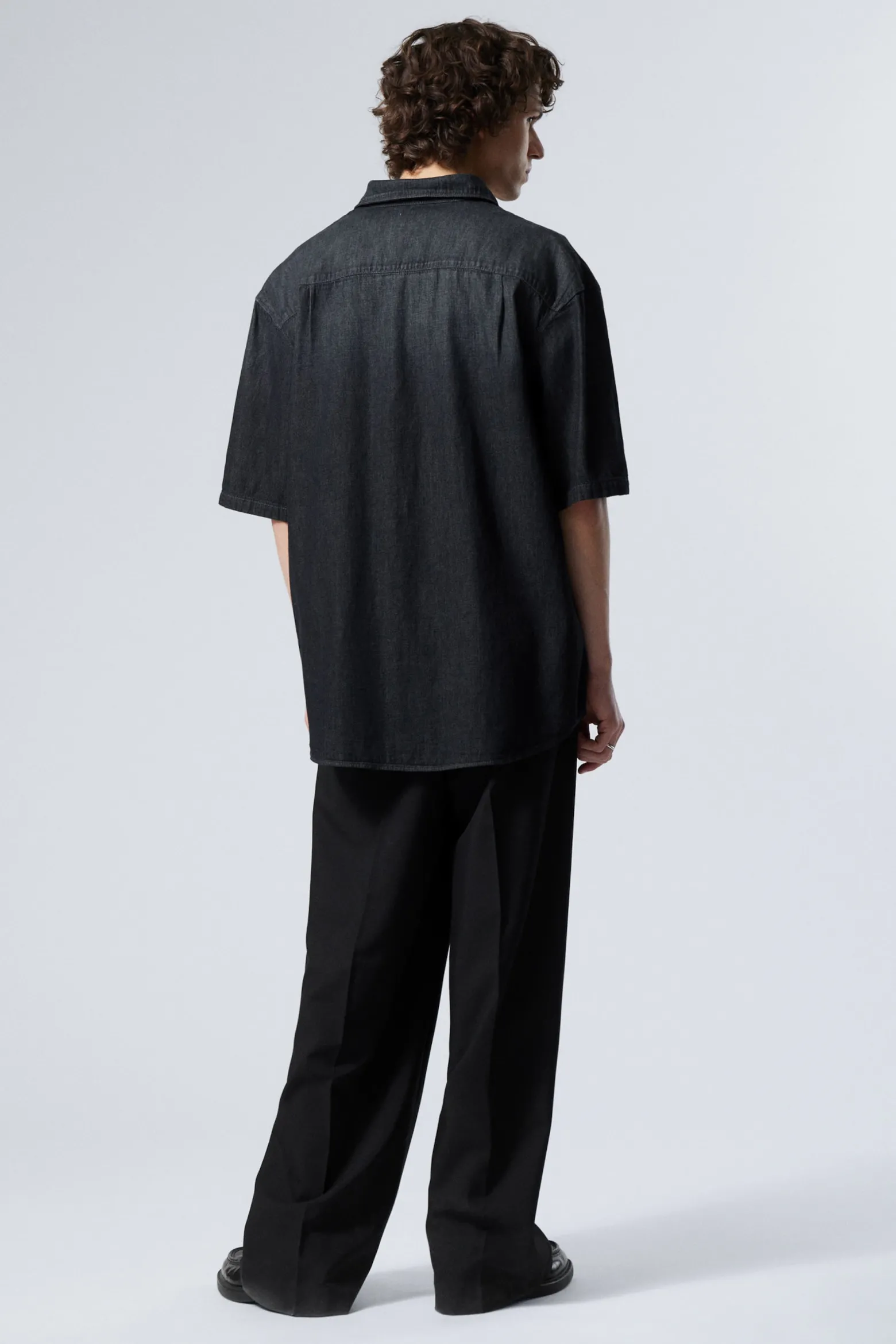 WEIT GESCHNITTENES KURZARM-JEANSHEMD|Weekday Shop