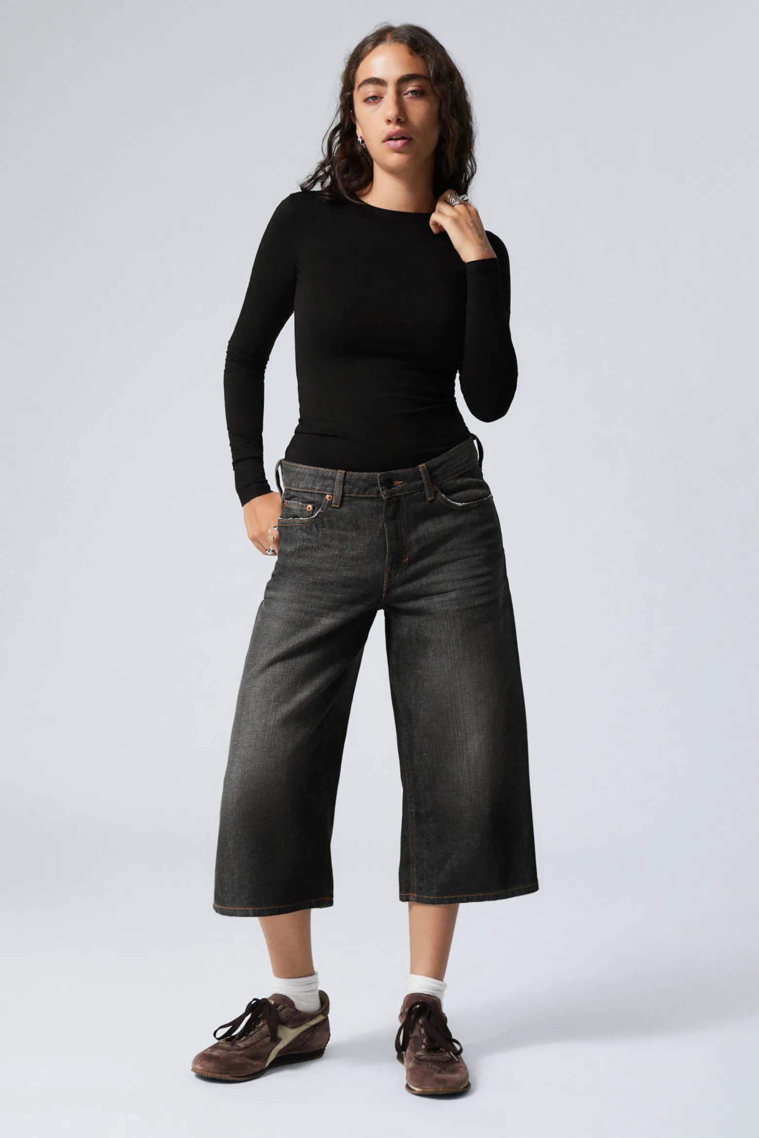 WEITE, LOCKERE JEANS-SHORTS MIT NIEDRIGEM BUND|Weekday Cheap