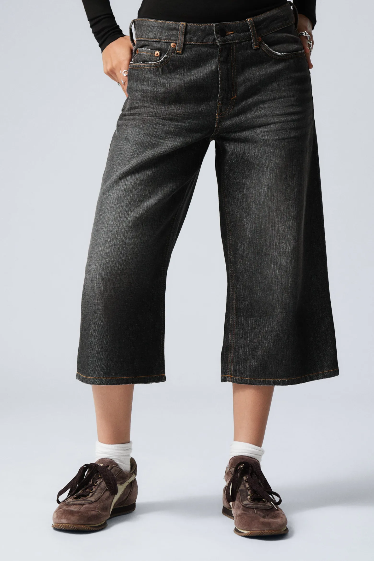 WEITE, LOCKERE JEANS-SHORTS MIT NIEDRIGEM BUND|Weekday Cheap
