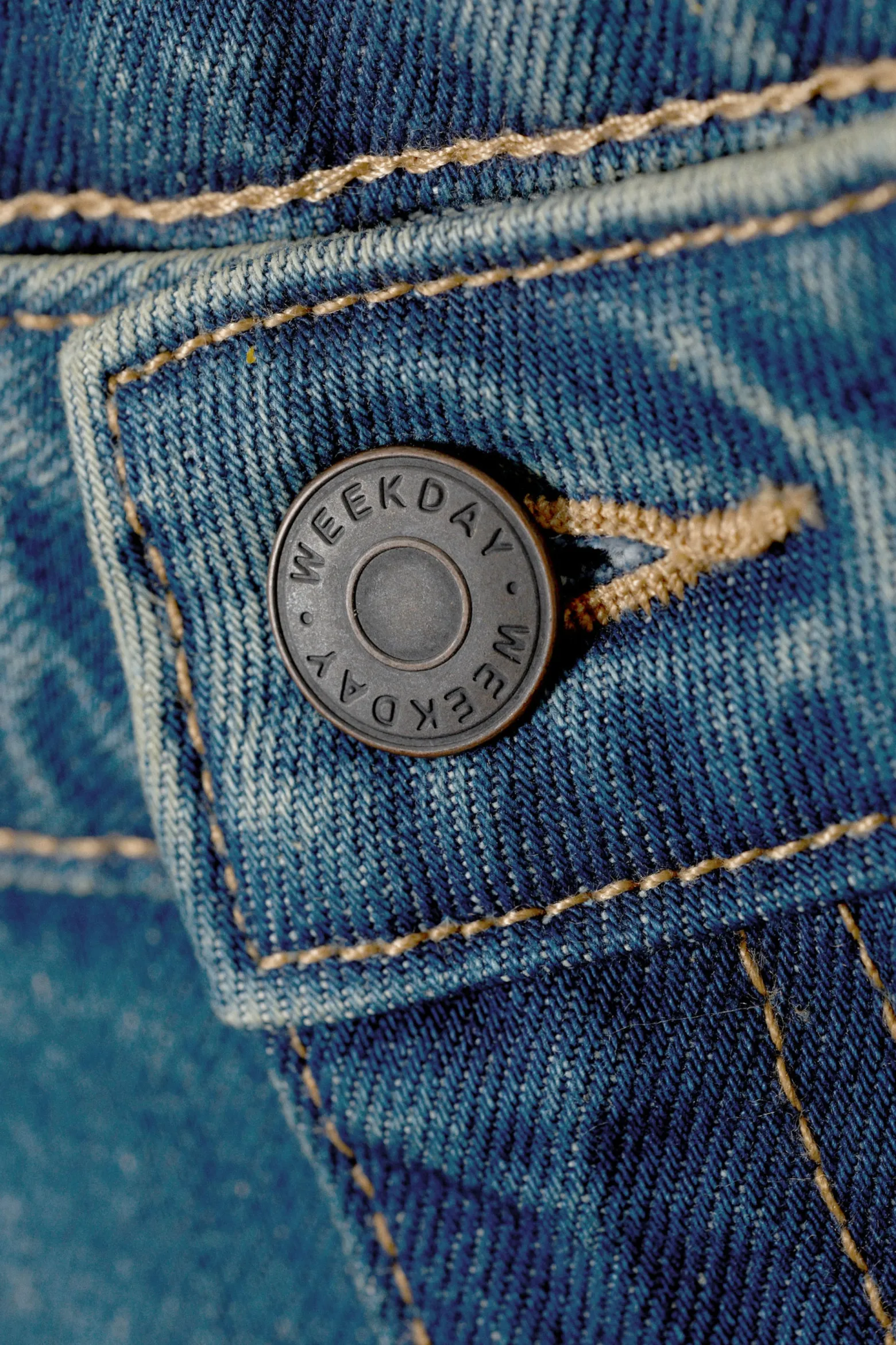 WEITE, LOCKERE JEANS-SHORTS MIT NIEDRIGEM BUND|Weekday Sale